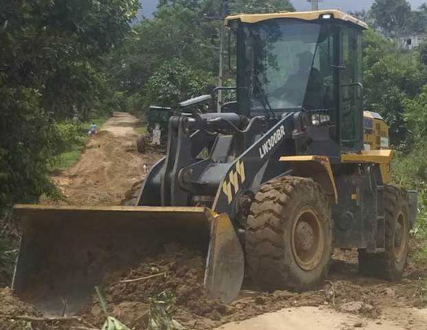 Camacã: Prefeito Paulo do Gás acompanha a recuperação da estrada do Km 2